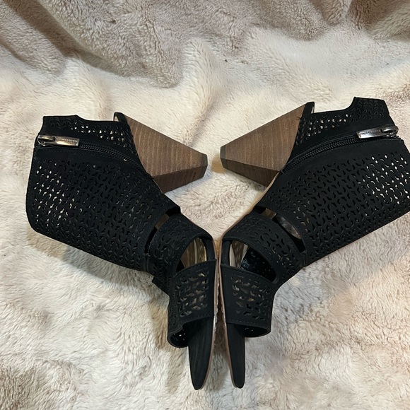 Womens Vince Camuto Kampbell Caged Ankle Boots, Black size 9.5 - Picture 3 of 7